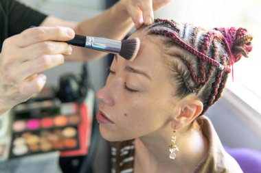 Ön çekim şımartma: modelin güzellik hazırlığı