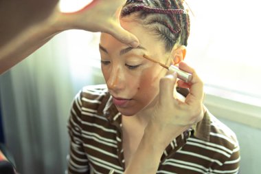 İş yerinde profesyonel makyaj sanatçısı imajı yaratmak.