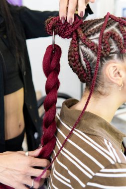 Uzantıları olan odaklanmış saç şekillendirme anı