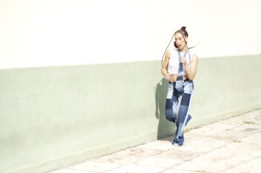 Benzersiz yama işi kot pantolon giyen şık bir kadın.