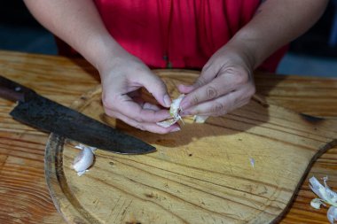 Tadının ortaya çıkarılması: Aşçılık için sarımsak soymak