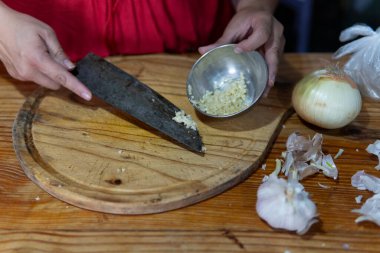 Taze doğranmış sarımsağı küçük metal bir fiyonka aktarıyorum.