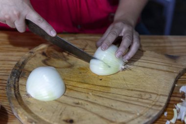 Pişirme temelleri: Köy tahtasında taze beyaz soğan
