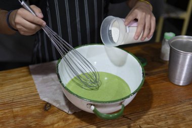 Sağlıklı ve lezzetli cüce için canlı yeşil hamur oluşumu