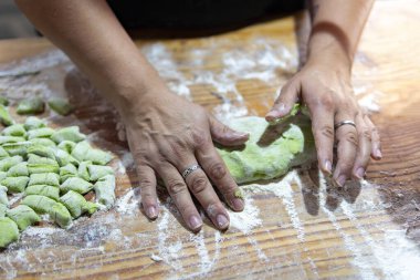 Ev yapımı yeşil gnocchi: yoğurma sanatı