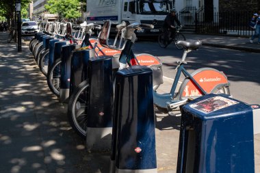Londra, Birleşik Krallık - 14 Mayıs 2025: Londra 'nın merkezindeki temiz ve modern bir bisiklet istasyonu