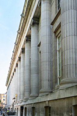 Londra, Birleşik Krallık - 14 Mayıs 2025: Tarihi British Museum binasının heybetli sütunları ve taş işçiliği