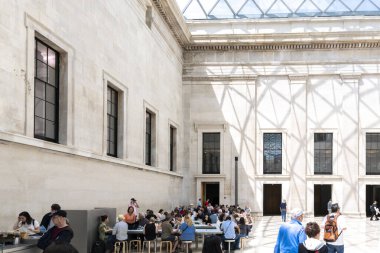 Londra, Birleşik Krallık - 14 Mayıs 2025: British Museum 'un mimari detayları ve klasik unsurları