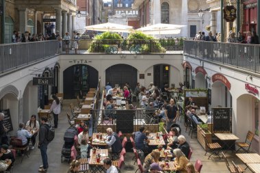 Londra, Birleşik Krallık - 14 Mayıs 2025: İnsanlar ünlü Covent Garden restoranında yemeğin tadını çıkarıyorlar