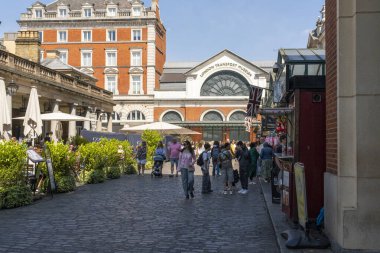 Londra, Birleşik Krallık - 14 Mayıs 2025: Londra 'nın Covent Garden' ının mimari güzelliği ve hareketli yaşamı