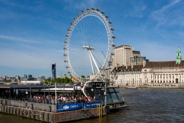 Londra, Birleşik Krallık - 14 Mayıs 2025: Nehir kıyısı açısından ünlü Londra Göz simgesi