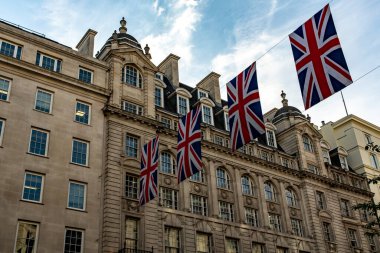 Londra 'nın merkezindeki bir binanın üzerinde vatansever İngiliz bayrakları asılı.