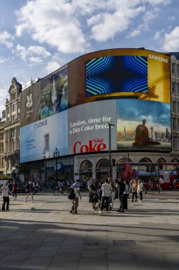 Londra, Birleşik Krallık - 14 Mayıs 2025: Ünlü Piccadilly Sirki 'nin imzalı dijital reklam ekranları