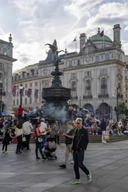 Londra, Birleşik Krallık - 14 Mayıs 2025: Piccadilly Circus 'un kalbindeki ikonik Shaftesbury Anıt Pınarı