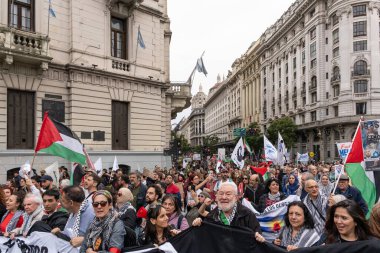 Buenos Aires, Arjantin - 30 Ağustos 2025: Milei hükümetinin Filistin 'e destek yürüyüşüne karşı sol parti eylemcileri