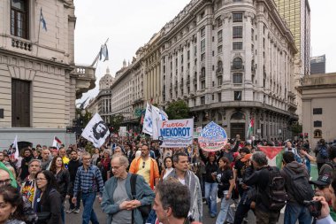 Buenos Aires, Arjantin - 30 Ağustos 2025: Milei hükümetinin Filistin 'e destek yürüyüşüne karşı sol parti eylemcileri