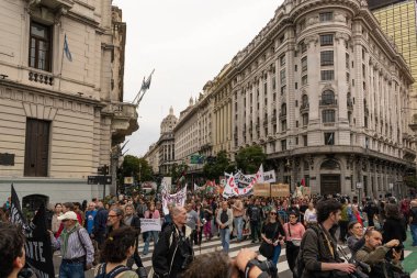 Buenos Aires, Arjantin - 30 Ağustos 2025: Milei hükümetinin Filistin 'e destek yürüyüşüne karşı sol parti eylemcileri