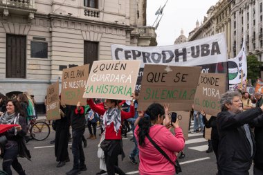 Buenos Aires, Arjantin - 30 Ağustos 2025: Milei hükümetinin Filistin 'e destek yürüyüşüne karşı sol parti eylemcileri