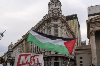 Buenos Aires, Arjantin - 30 Ağustos 2025: Milei hükümetinin Filistin 'e destek yürüyüşüne karşı sol parti eylemcileri