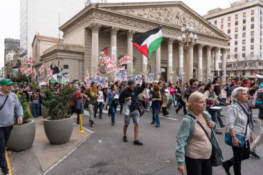 Buenos Aires, Arjantin - 30 Ağustos 2025: Milei hükümetinin Filistin 'e destek yürüyüşüne karşı sol parti eylemcileri