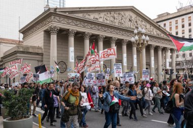 Buenos Aires, Arjantin - 30 Ağustos 2025: Milei hükümetinin Filistin 'e destek yürüyüşüne karşı sol parti eylemcileri