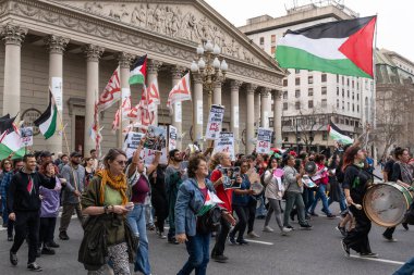 Buenos Aires, Arjantin - 30 Ağustos 2025: Milei hükümetinin Filistin 'e destek yürüyüşüne karşı sol parti eylemcileri