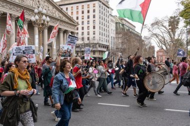 Buenos Aires, Arjantin - 30 Ağustos 2025: Milei hükümetinin Filistin 'e destek yürüyüşüne karşı sol parti eylemcileri