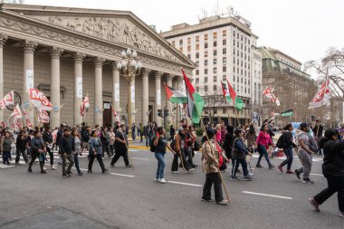 Buenos Aires, Arjantin - 30 Ağustos 2025: Milei hükümetinin Filistin 'e destek yürüyüşüne karşı sol parti eylemcileri
