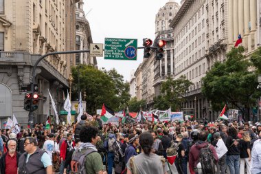 Buenos Aires, Arjantin - 30 Ağustos 2025: Milei hükümetinin Filistin 'e destek yürüyüşüne karşı sol parti eylemcileri