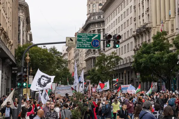 Buenos Aires, Arjantin - 30 Ağustos 2025: Milei hükümetinin Filistin 'e destek yürüyüşüne karşı sol parti eylemcileri