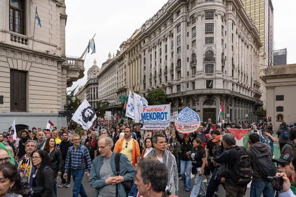 Buenos Aires, Arjantin - 30 Ağustos 2025: Milei hükümetinin Filistin 'e destek yürüyüşüne karşı sol parti eylemcileri