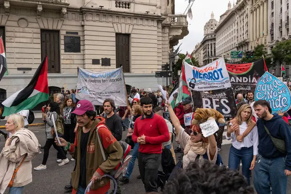 Buenos Aires, Arjantin - 30 Ağustos 2025: Milei hükümetinin Filistin 'e destek yürüyüşüne karşı sol parti eylemcileri