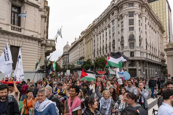 Buenos Aires, Arjantin - 30 Ağustos 2025: Milei hükümetinin Filistin 'e destek yürüyüşüne karşı sol parti eylemcileri