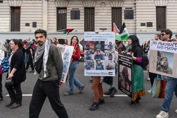 Buenos Aires, Arjantin - 30 Ağustos 2025: Milei hükümetinin Filistin 'e destek yürüyüşüne karşı sol parti eylemcileri