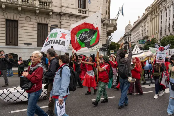 Buenos Aires, Arjantin - 30 Ağustos 2025: Milei hükümetinin Filistin 'e destek yürüyüşüne karşı sol parti eylemcileri