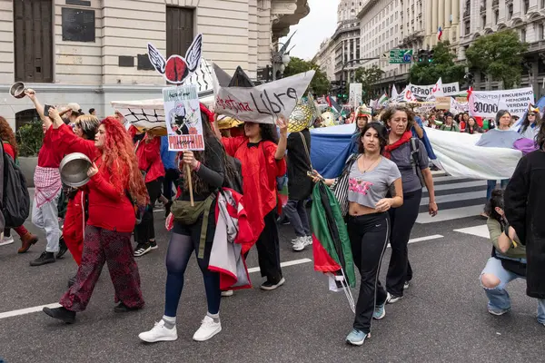 Buenos Aires, Arjantin - 30 Ağustos 2025: Milei hükümetinin Filistin 'e destek yürüyüşüne karşı sol parti eylemcileri