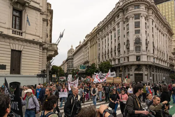 Buenos Aires, Arjantin - 30 Ağustos 2025: Milei hükümetinin Filistin 'e destek yürüyüşüne karşı sol parti eylemcileri