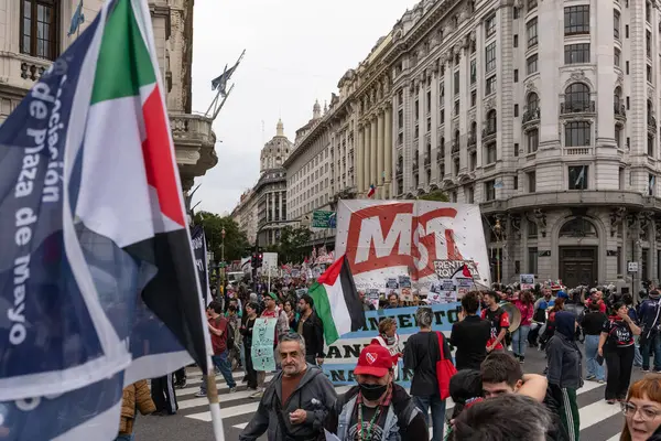 Buenos Aires, Arjantin - 30 Ağustos 2025: Milei hükümetinin Filistin 'e destek yürüyüşüne karşı sol parti eylemcileri