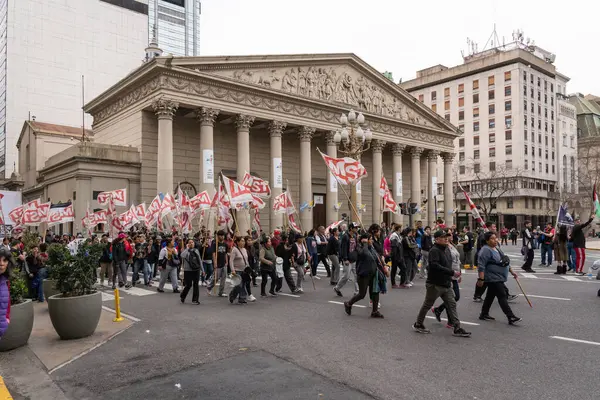 Buenos Aires, Arjantin - 30 Ağustos 2025: Milei hükümetinin Filistin 'e destek yürüyüşüne karşı sol parti eylemcileri