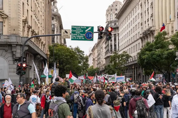 Buenos Aires, Arjantin - 30 Ağustos 2025: Milei hükümetinin Filistin 'e destek yürüyüşüne karşı sol parti eylemcileri