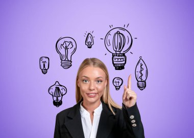 Resmi giyinmiş gülümseyen çekici iş kadını arka planda ampullerle parmağını mor duvarın yanında tutuyor. Hırslı iş adamı kavramı, ilham verici kadın, yaratıcı fikir.