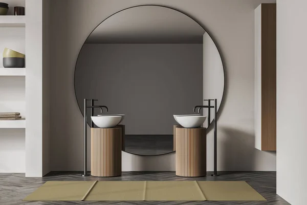 Interior Banheiro Bege Com Pia Dupla Grande Espelho Redondo Tapete — Fotografia de Stock