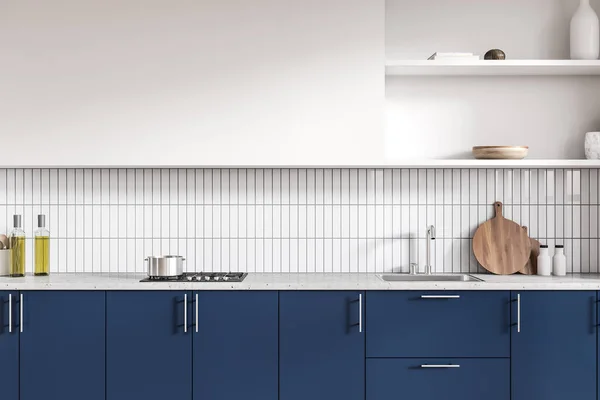 Interior Cozinha Azul Branca Com Pia Fogão Utensílios Cozinha Decoração — Fotografia de Stock