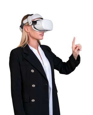 VR gözlükleriyle çalışan genç bir iş kadını, parmak bir şeye dokunuyor, beyaz arka planda izole edilmiş. Meta evren ve teknoloji kavramı