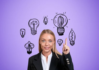 Resmi giyinmiş gülümseyen çekici iş kadını arka planda ampullerle parmağını mor duvarın yanında tutuyor. Hırslı iş adamı kavramı, ilham verici kadın, yaratıcı fikir.