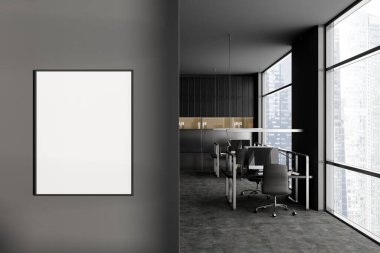 Karanlık iç mekan bilgisayar ve koltuklarla birlikte çalışıyor. Ofis çalışma alanı ve kanvas posterli bölme. Gökdelenlerin panoramik penceresi. 3B görüntüleme