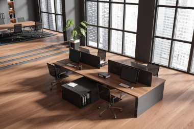 Karanlık ofis odasının iç manzarası bilgisayarlar, masalar, koltuklar, toplantı masası, panoramik pencere, meşe ağacından yer. Şirket kavramı, şirket, toplantı alanı. 3d oluşturma