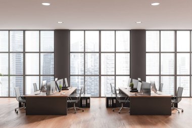 Karanlık ofis odasının önü bilgisayarlarla, masalarla, koltuklarla, panoramik pencerelerle, meşe ağacından zeminle kaplı. Şirket kavramı, şirket, ortak çalışma alanı, işbirliği. 3d oluşturma