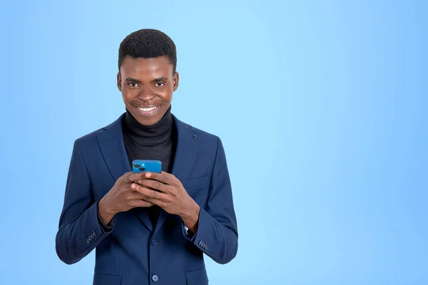 Leende Afroamerikansk Affärsman Bär Formell Kostym Stående Håller Smartphone Nära — Stockfoto