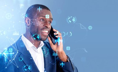 Siyah gülümseyen işadamı telefonla arıyor. Küresel bağlantı hatları ve iş istatistikleri ile çifte maruz kalma. Ağ ve mobil konferans kavramı